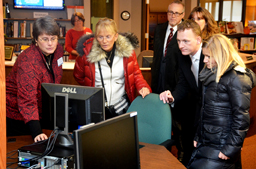 Photo of SCC library director Dianne Lindgren shows visitors from Denmark around the Holt Library